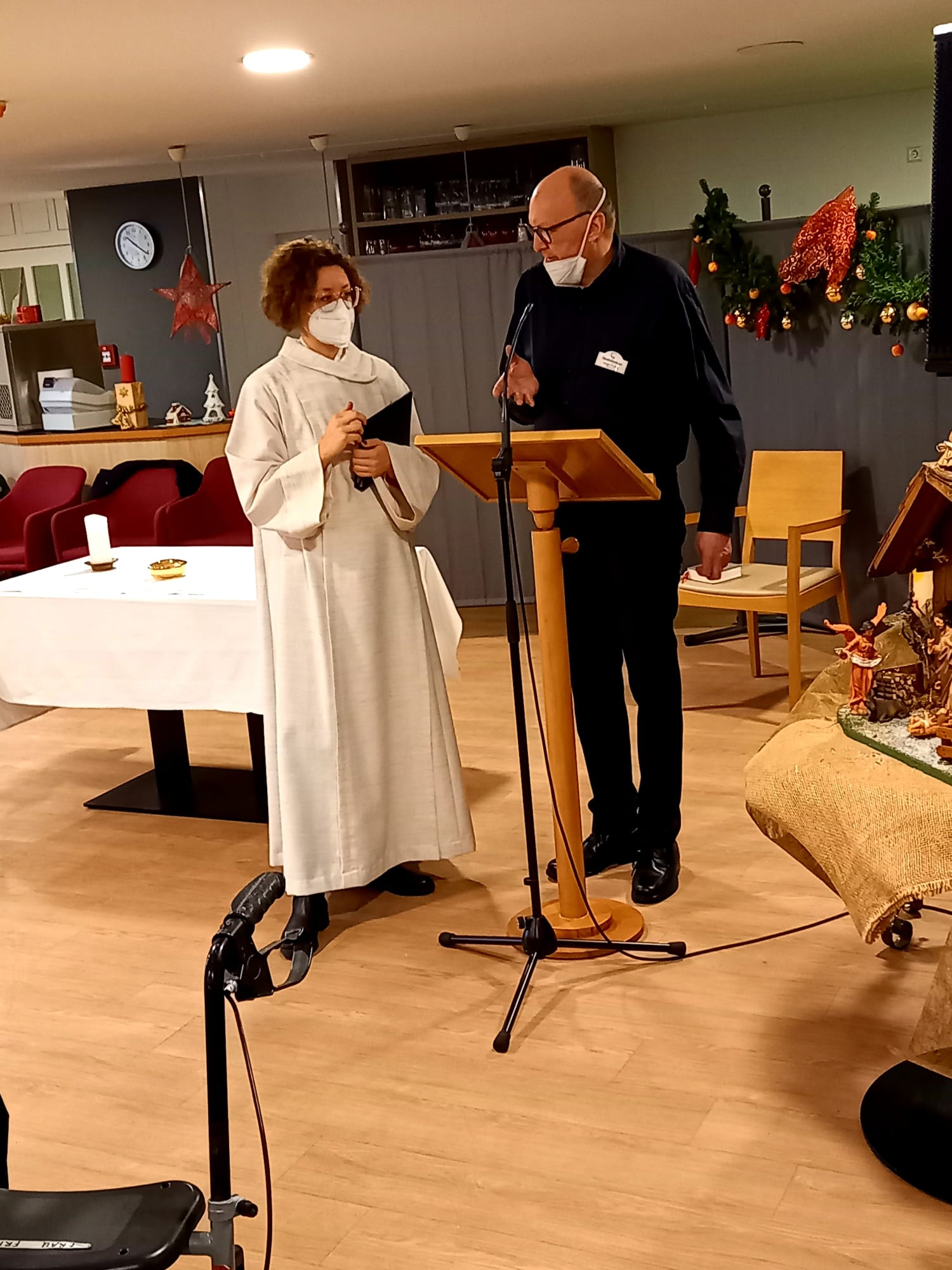 Weihnachtsgottesdienst Hr. Fuchs und Pfarrerin.jpg