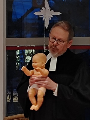 Weihnachtlisches Gottesdienst10 Lübke mit Kind  kl.jpg